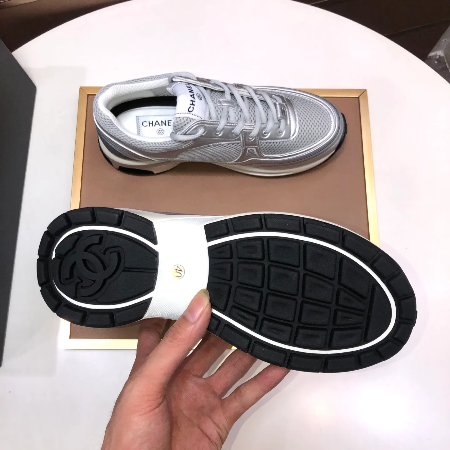 Men's shoes💰600💰【CHANEL】(Chanel couple's model)👩‍❤️‍💋‍👨The latest all-season shoes🔥🔥The ultimate derivative model. Not only are you more fashionable on your feet, but wearing flat shoes can also lengthen your overall body shape ~ "Features" The simple upper is paired with conspicuous small fragrant cloth strips, which is fashionable and high-end. 💕💕Selected Chanel fabric for the upper, comfortable and soft fabric lining available in 5 colors 🐎Size: (women's 35-39, customized 40. Men's 38-44, customized 45)